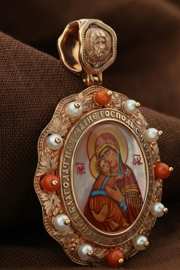 Образок из золота c эмалью, жемчугом, кораллом и перламутром