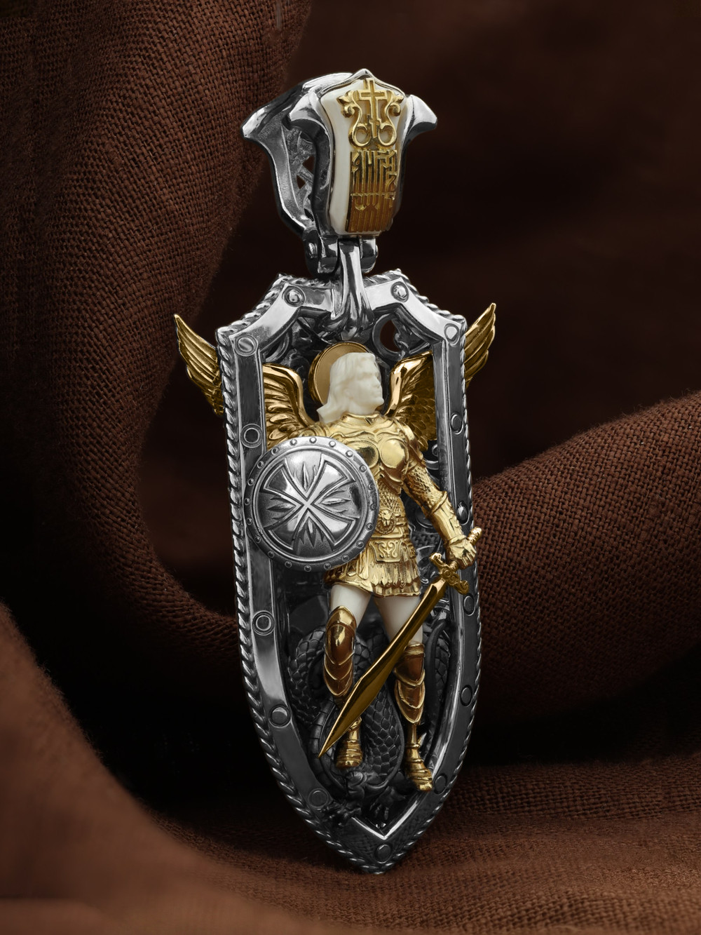 Образок из белого золота c эмалью и бивнем мамонта