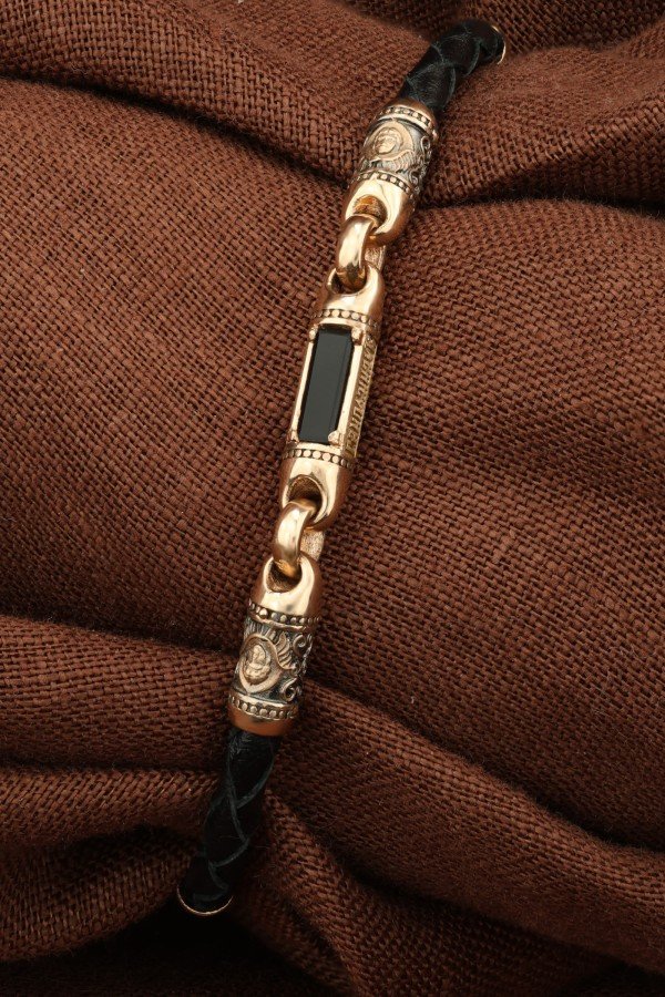 Браслет из золота c кожаным шнурком и ониксом