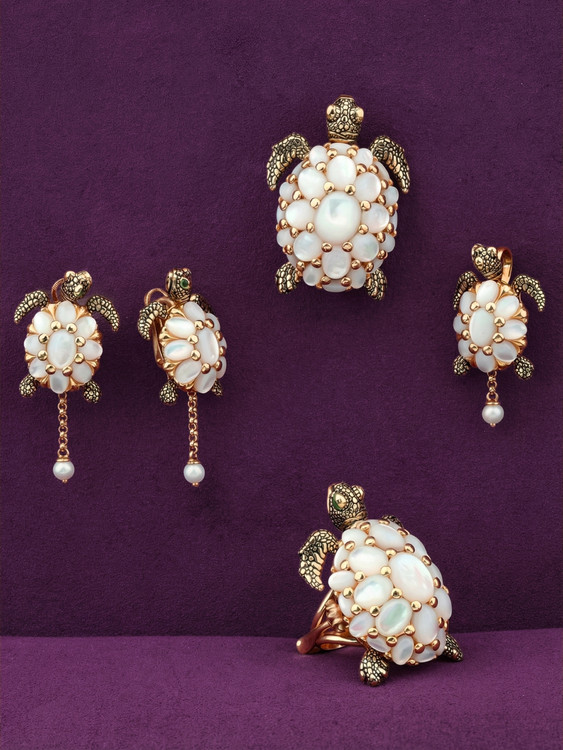 Кольцо из золота c эмалью и перламутром