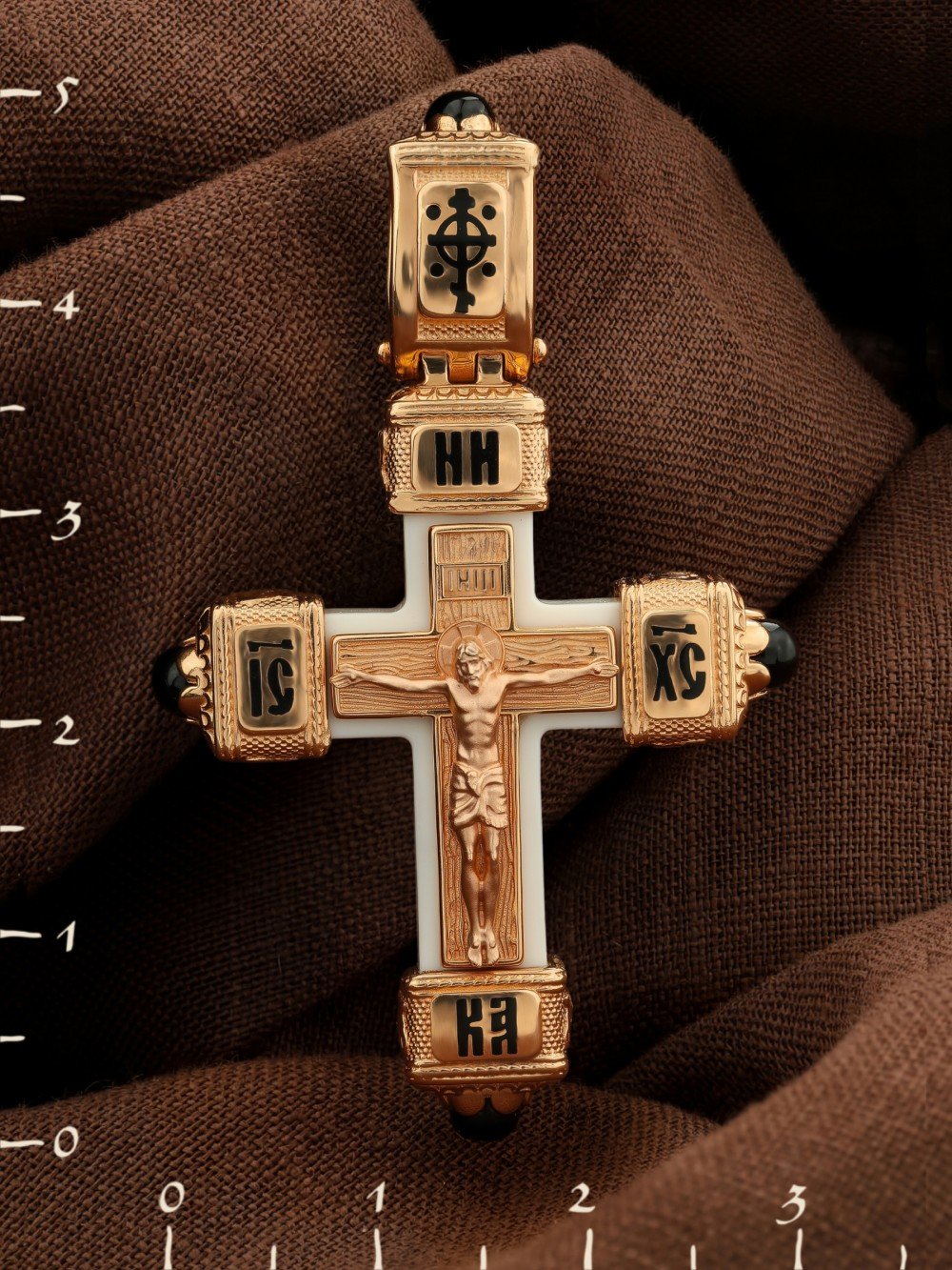 Крест из золота c эмалью, ониксом и бивнем мамонта