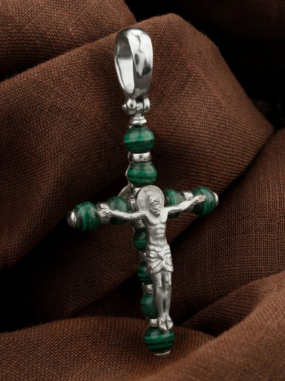 Крест из белого золота c малахитом