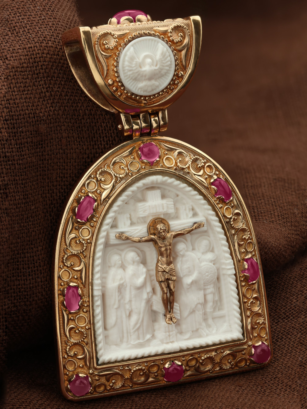 Образок из золота c эмалью, рубином и бивнем мамонта