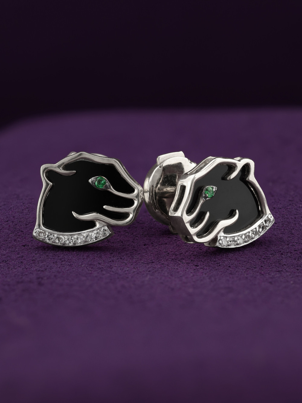 Серьги из белого золота c бриллиантами, изумрудом и ониксом