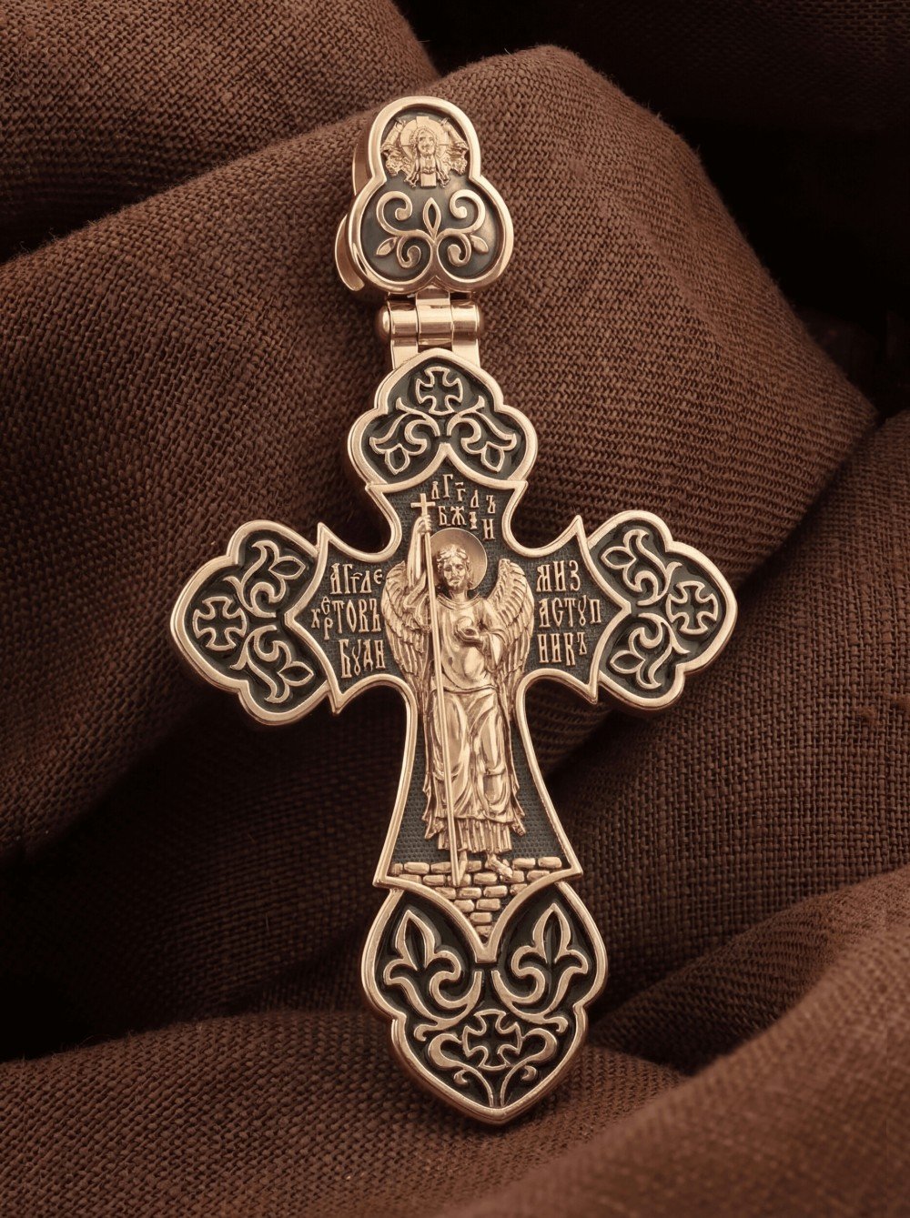 Крест из золота c эмалью