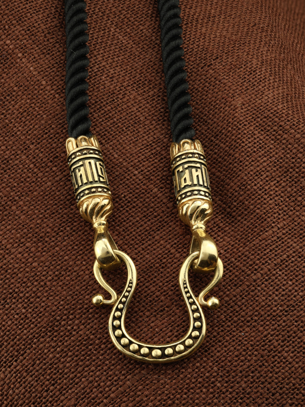 Шнурок шёлковый из лимонного золота c шёлковым шнурком