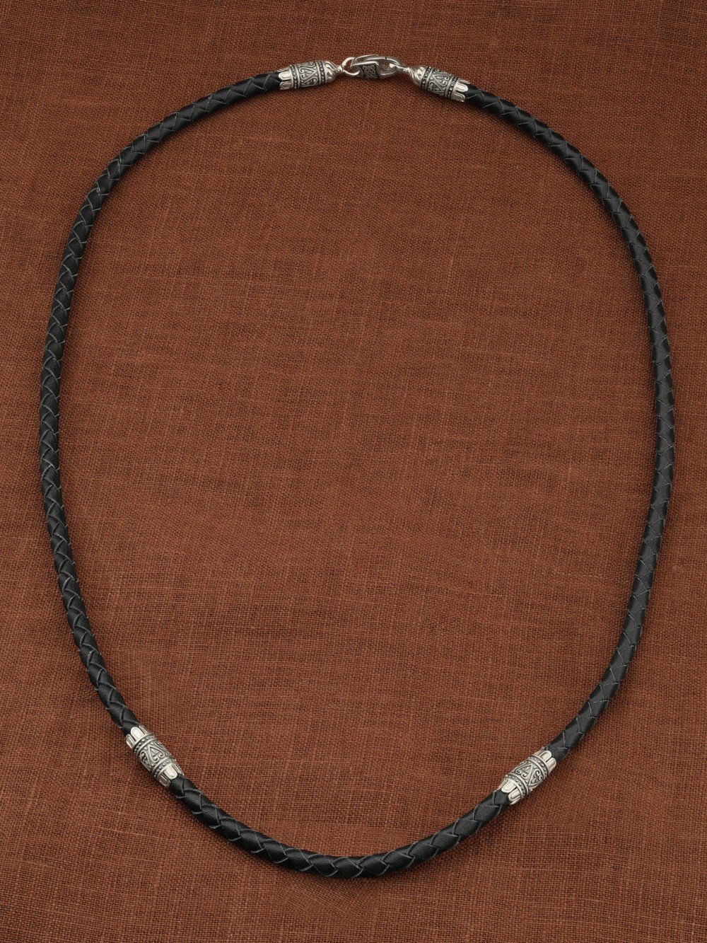 Гайтан из белого золота c кожаным шнурком