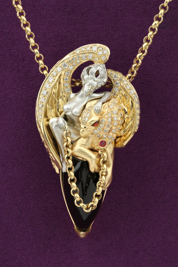 Колье из лимонного золота c эмалью, бриллиантами, рубином, ониксом и рубином