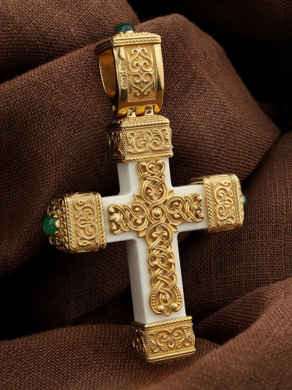 Крест из лимонного золота c эмалью, хризопразом и бивнем мамонта