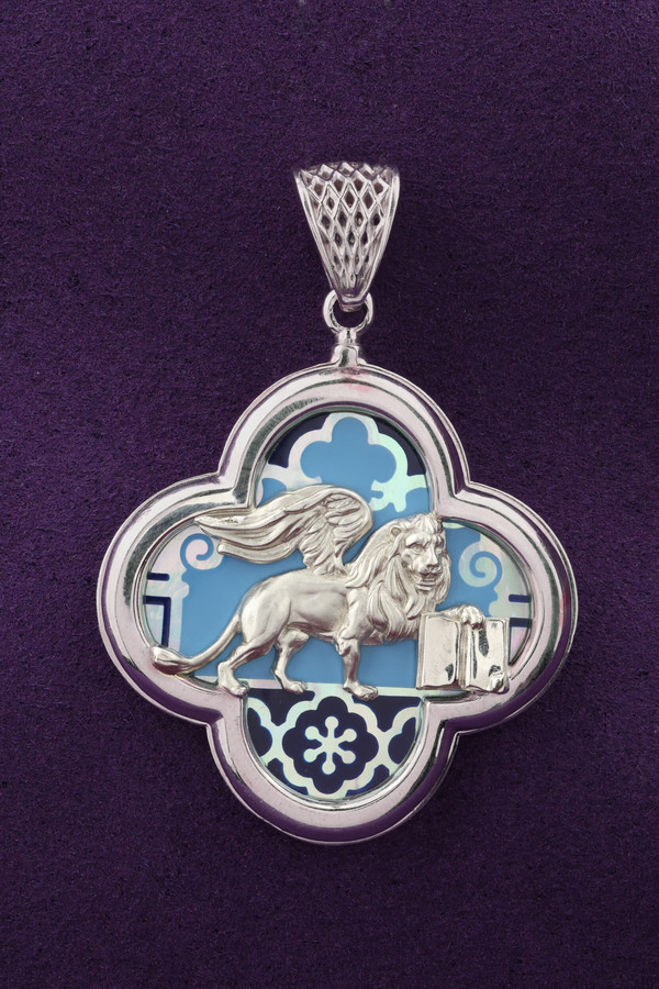 Подвеска из белого золота c эмалью и перламутром