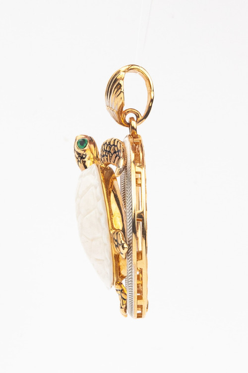 Подвеска из золота c эмалью и бивнем мамонта