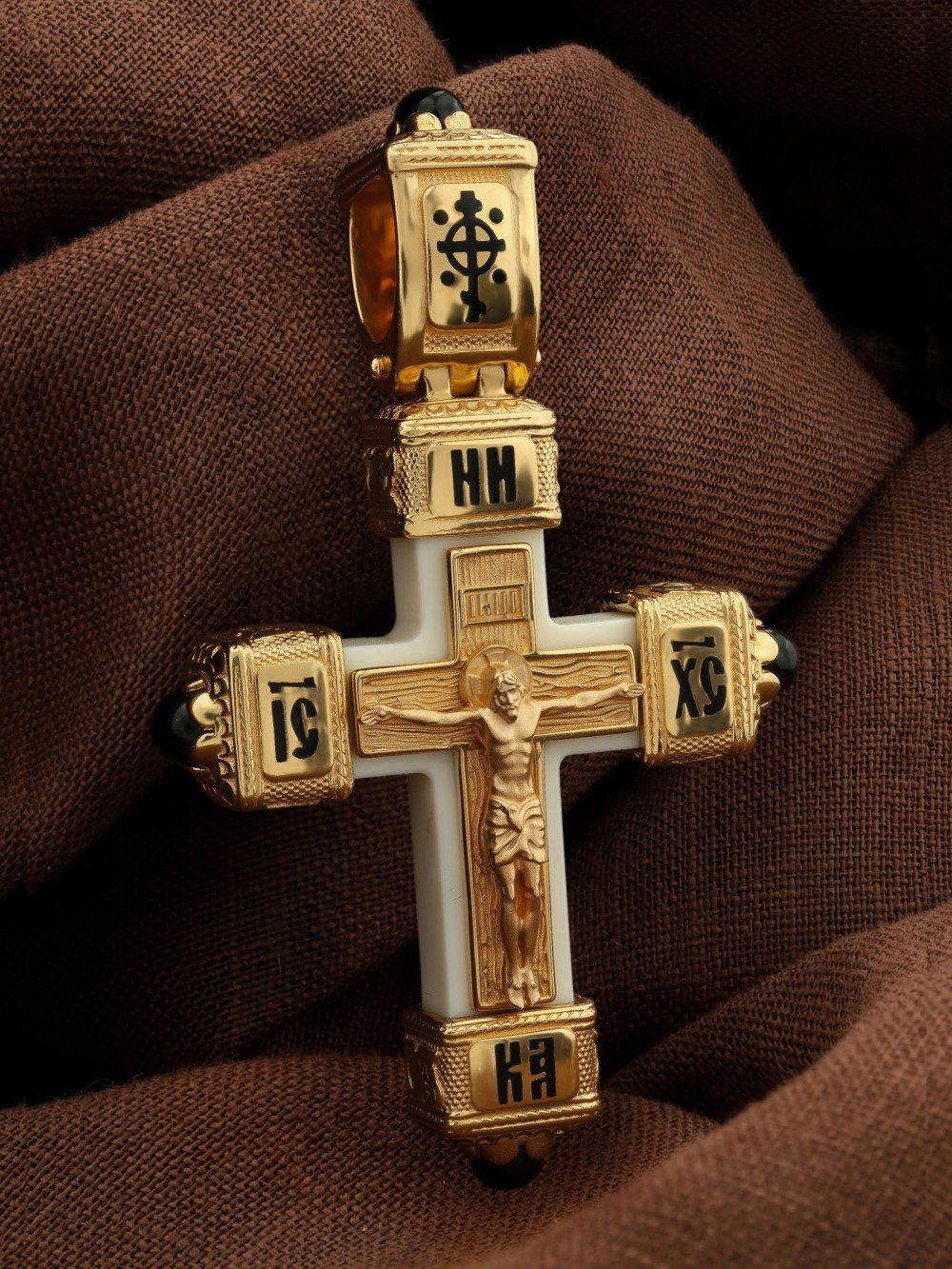 Крест из лимонного золота c эмалью, ониксом и бивнем мамонта