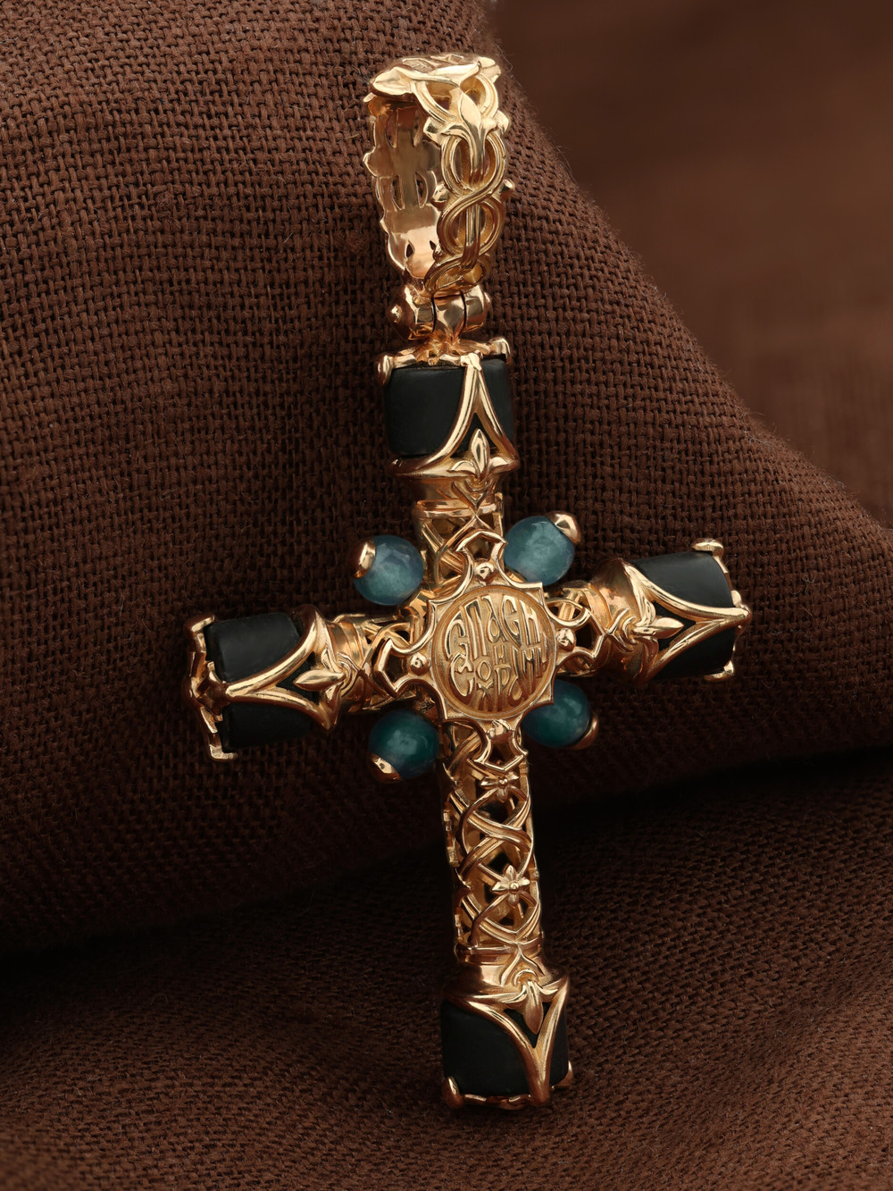 Крест из золота c ониксом и жадеитом