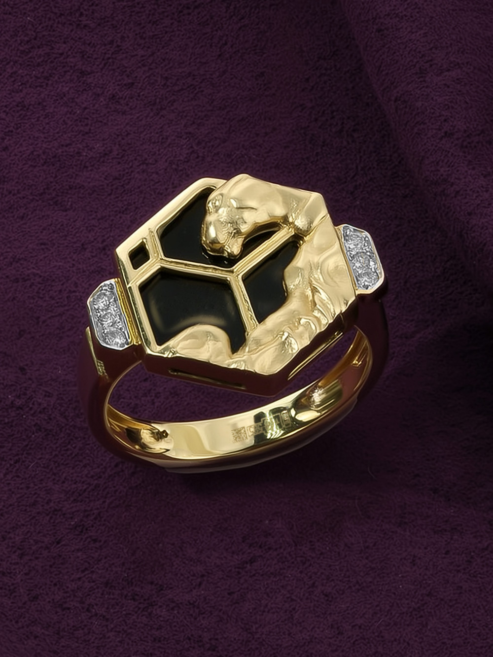 Кольцо из лимонного золота c бриллиантами и ониксом