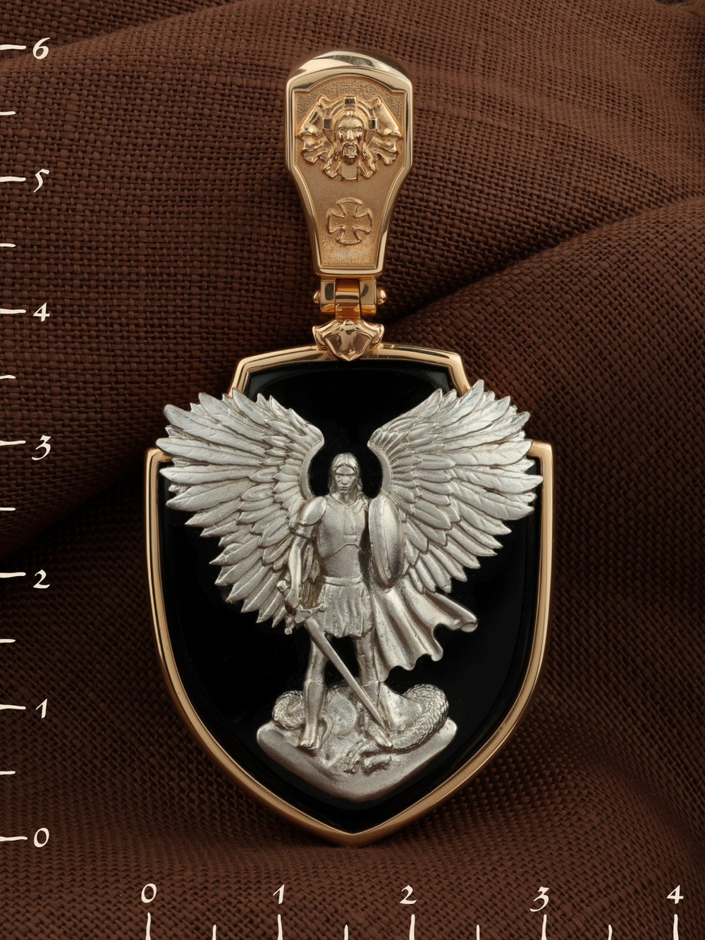 Образок из золота c эмалью и ониксом