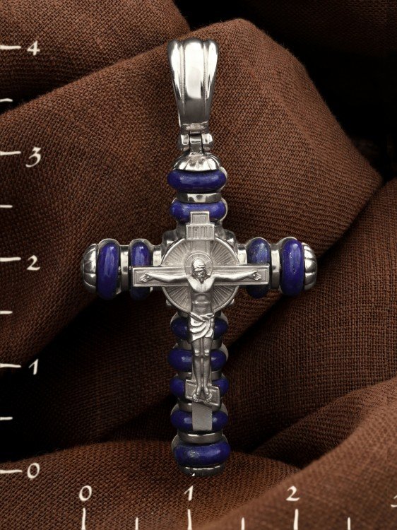 Крест из белого золота c лазуритом