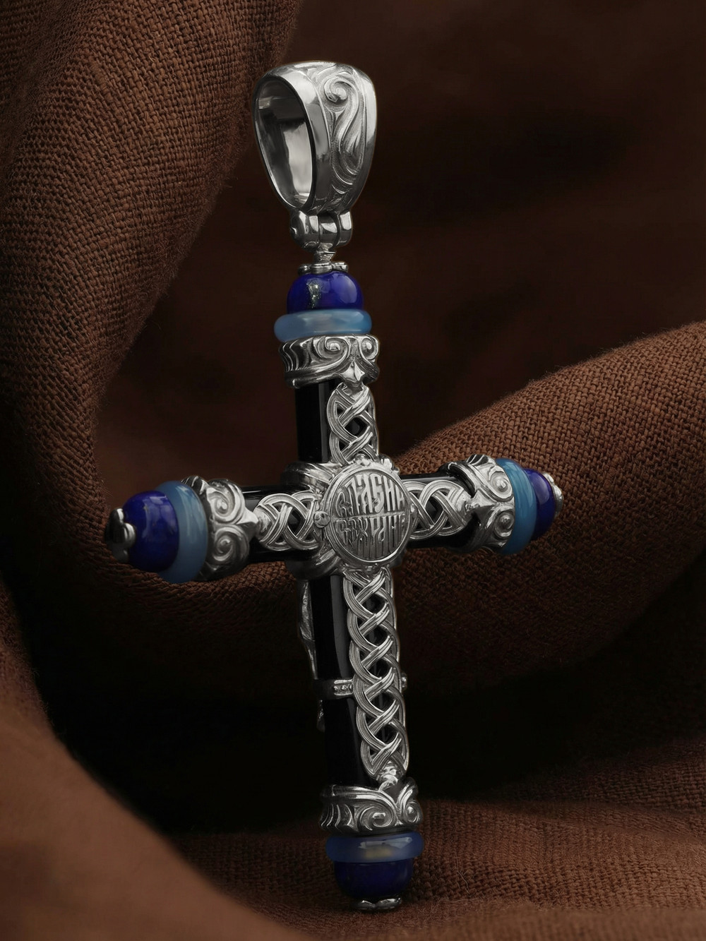 Крест из белого золота c ониксом, агатом и лазуритом