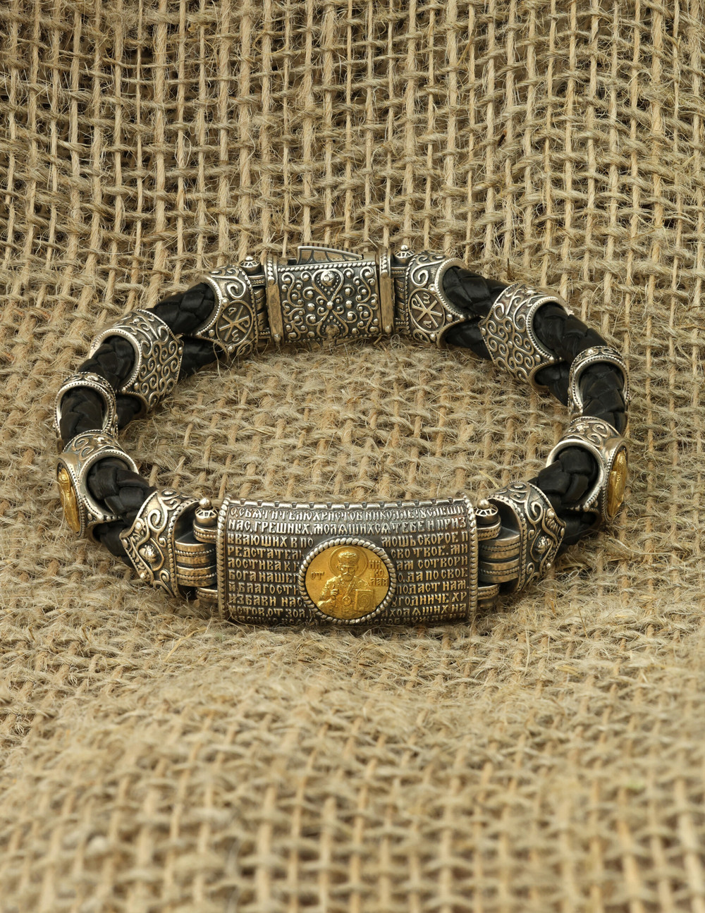 Браслет из серебра и золота c кожаным шнурком