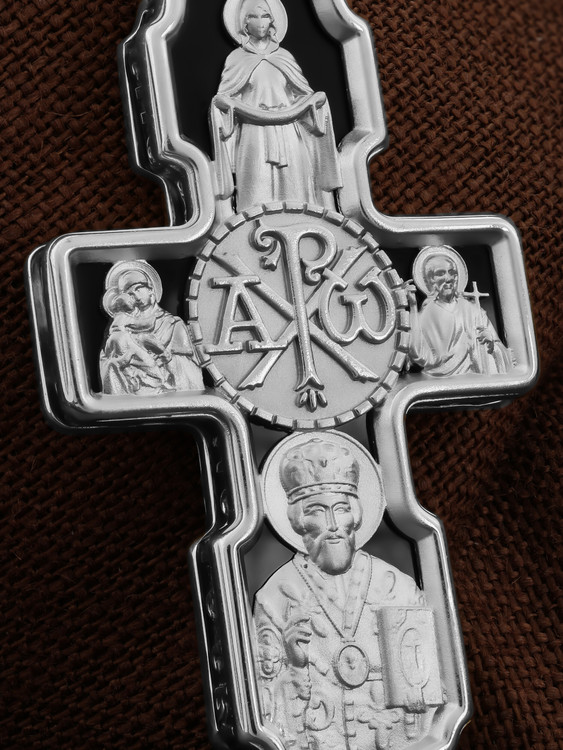 Крест из белого золота c ониксом