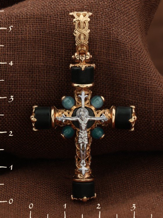 Крест из золота c ониксом и жадеитом