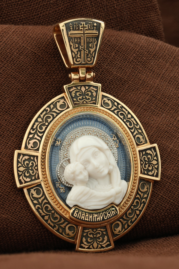 Образок из золота c эмалью и бивнем мамонта