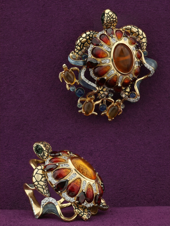 Брошь из лимонного золота c эмалью, фианитом, гранатом и янтарём