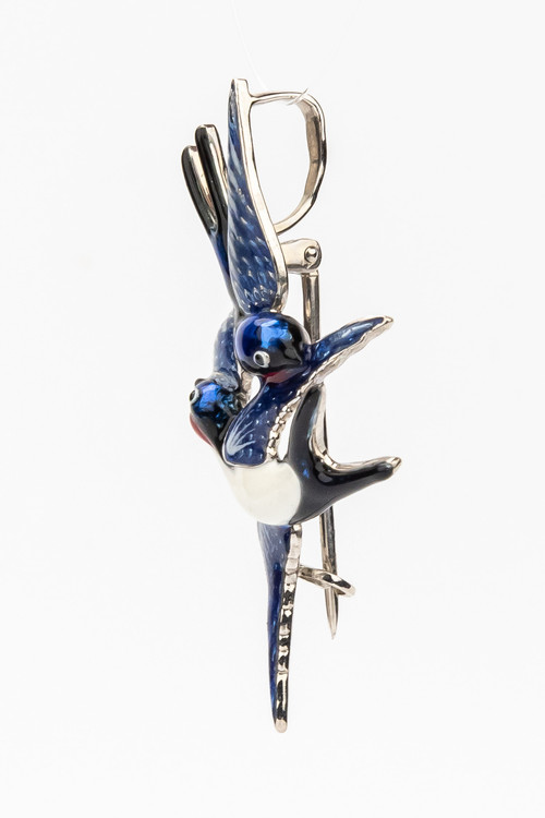 Брошь из белого золота c эмалью