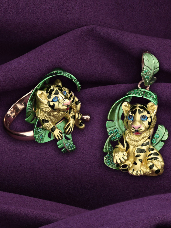 Подвеска из золота c эмалью и изумрудом