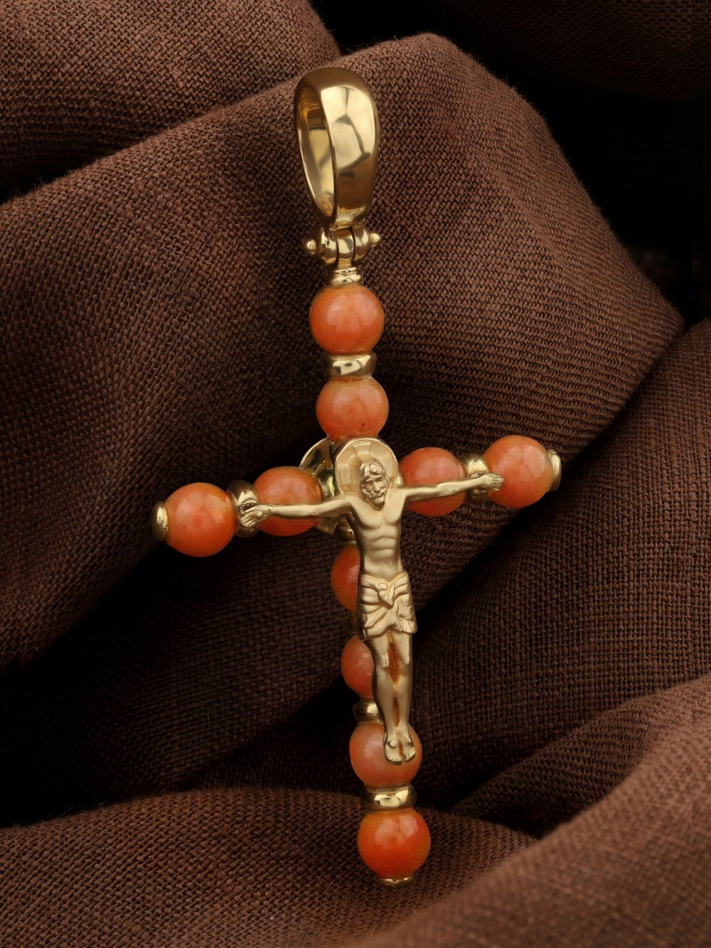 Крест из лимонного золота c кораллом