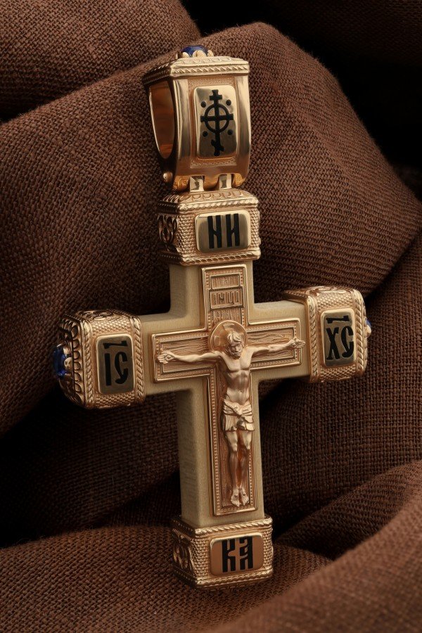 Крест из золота c эмалью, сапфиром и деревом груши