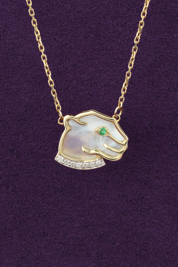 Колье из лимонного золота c бриллиантами, изумрудом и перламутром
