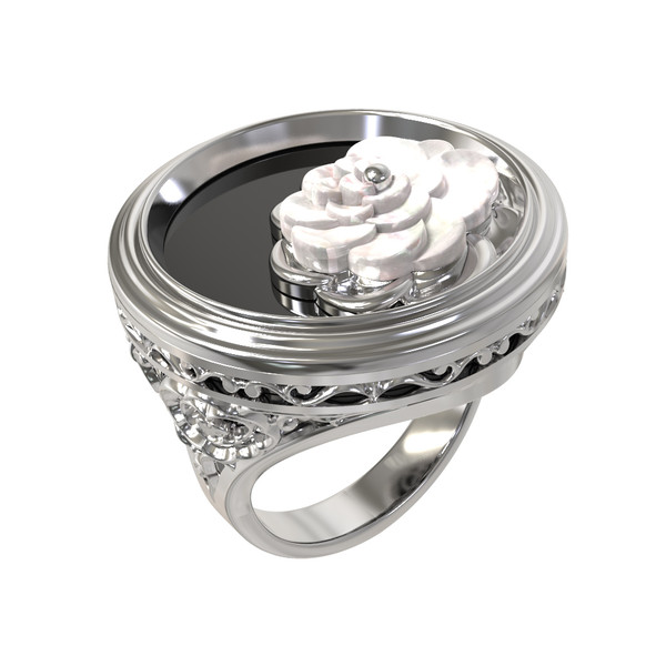 Кольцо из белого золота c ониксом и перламутром