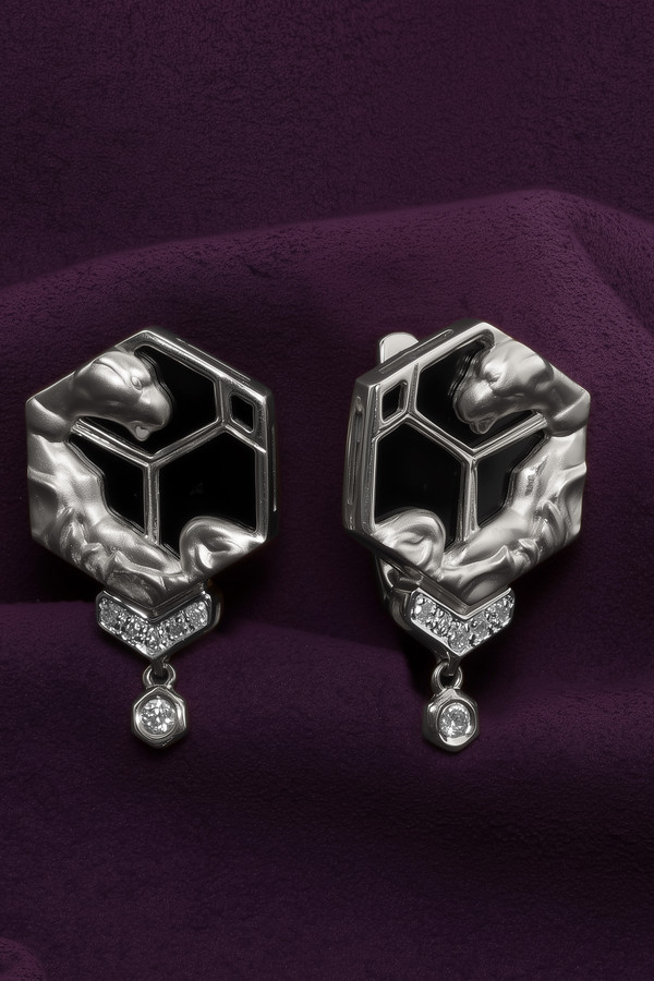 Серьги из белого золота c бриллиантами и ониксом