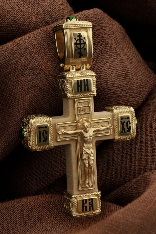 Крест из лимонного золота c эмалью, хризопразом и деревом груши