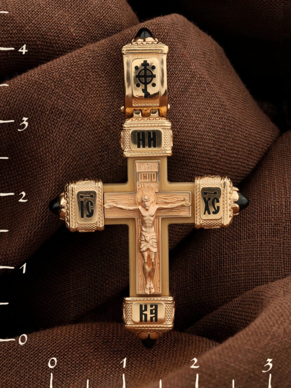 Крест из золота c эмалью, ониксом и деревом груши