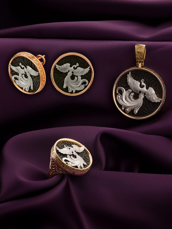 Подвеска из золота c эбеновым деревом