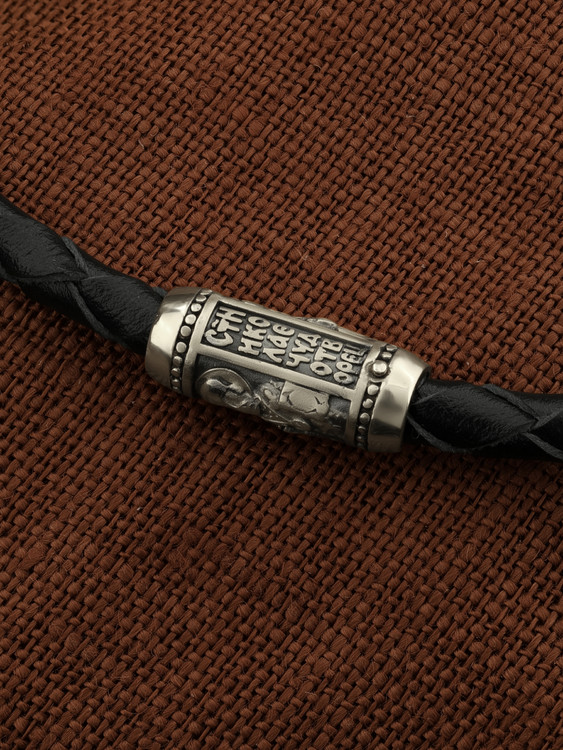 Браслет из белого золота c кожаным шнурком