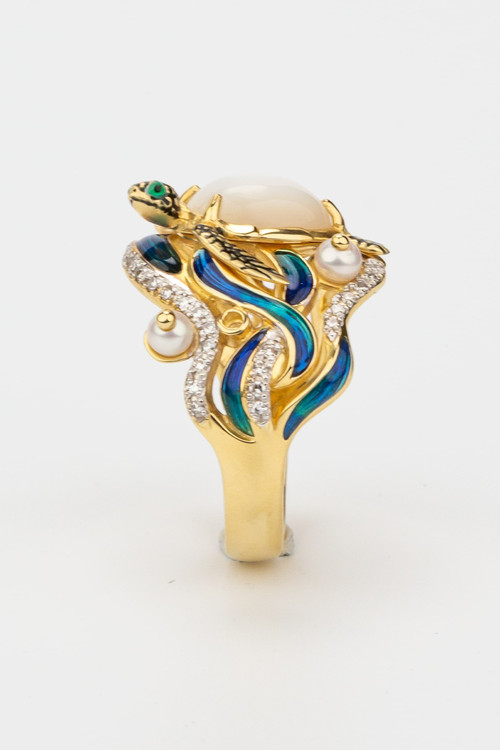 Кольцо из лимонного золота c эмалью, бриллиантами, жемчугом и перламутром