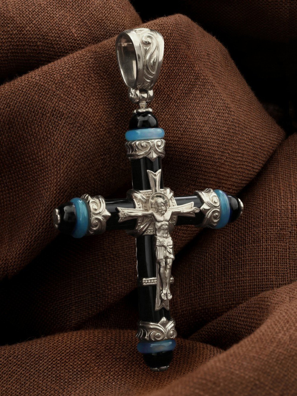 Крест из белого золота c ониксом и агатом