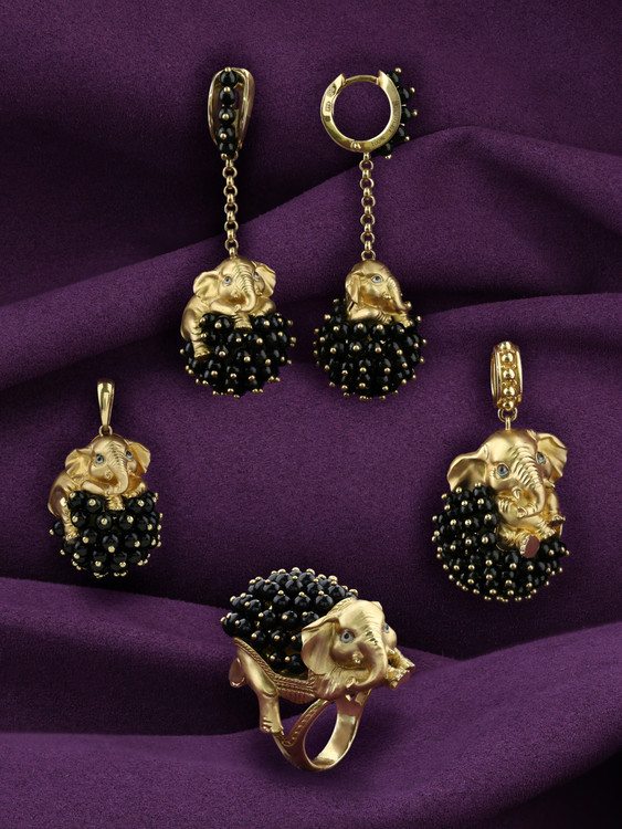 Серьги из лимонного золота c эмалью и ониксом