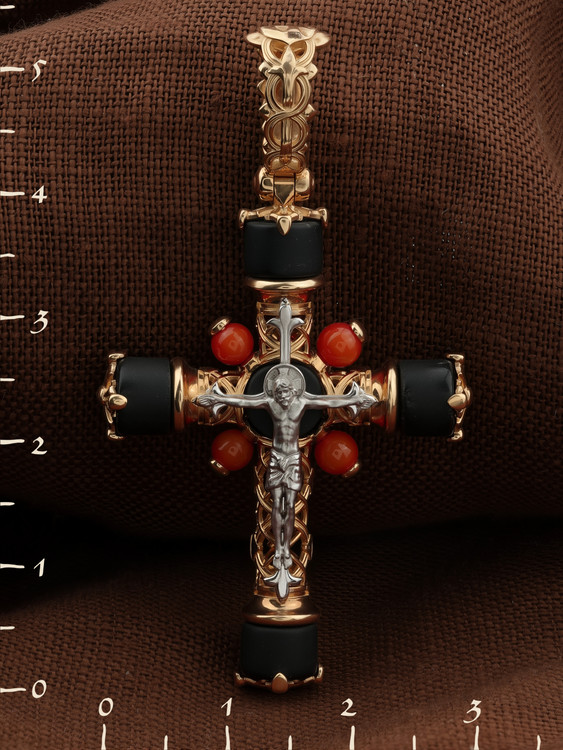 Крест из золота c ониксом и кораллом