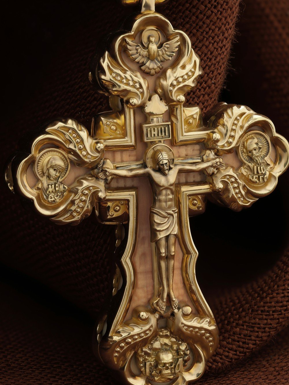 Крест из лимонного золота c деревом груши