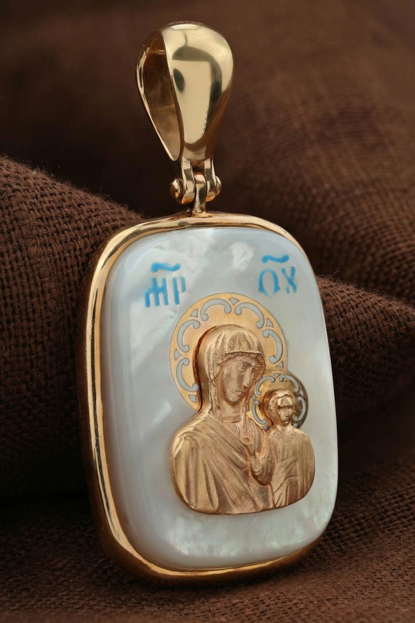 Образок из золота c эмалью и перламутром