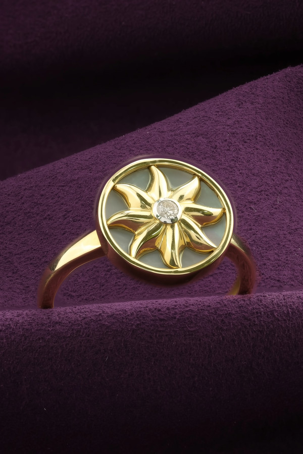 Кольцо из лимонного золота c бриллиантами и перламутром