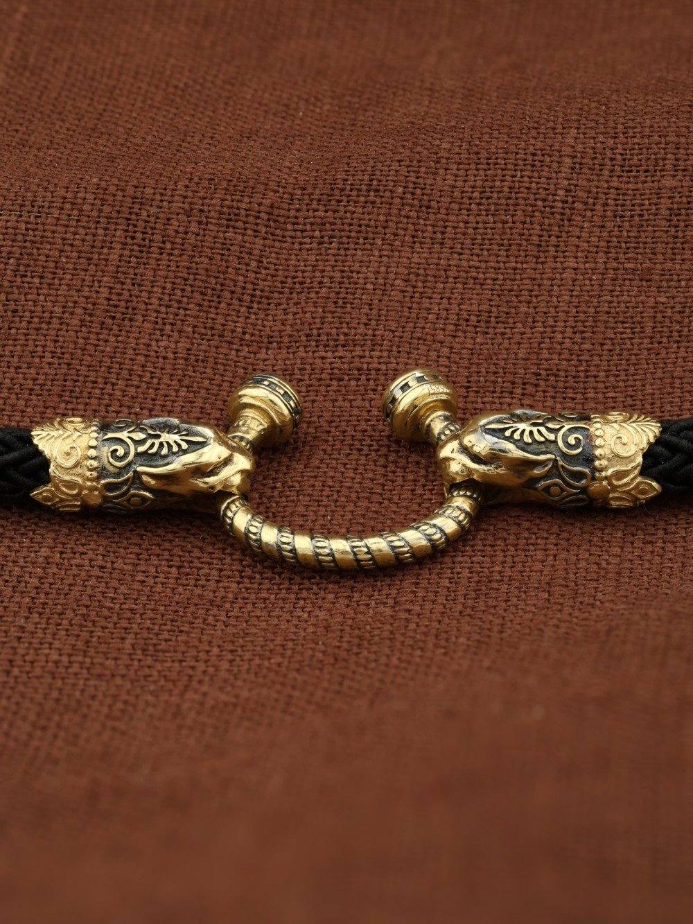 Шнурок шёлковый из лимонного золота c шёлковым шнурком