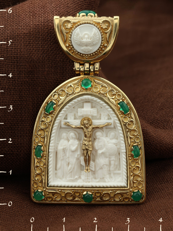 Образок из лимонного золота c эмалью, хризопразом и бивнем мамонта