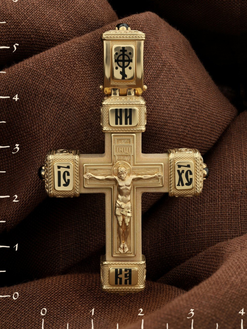 Крест из лимонного золота c эмалью, ониксом и деревом груши