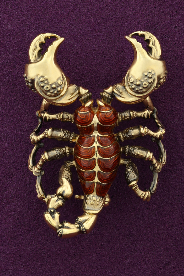 Брошь из лимонного золота c эмалью