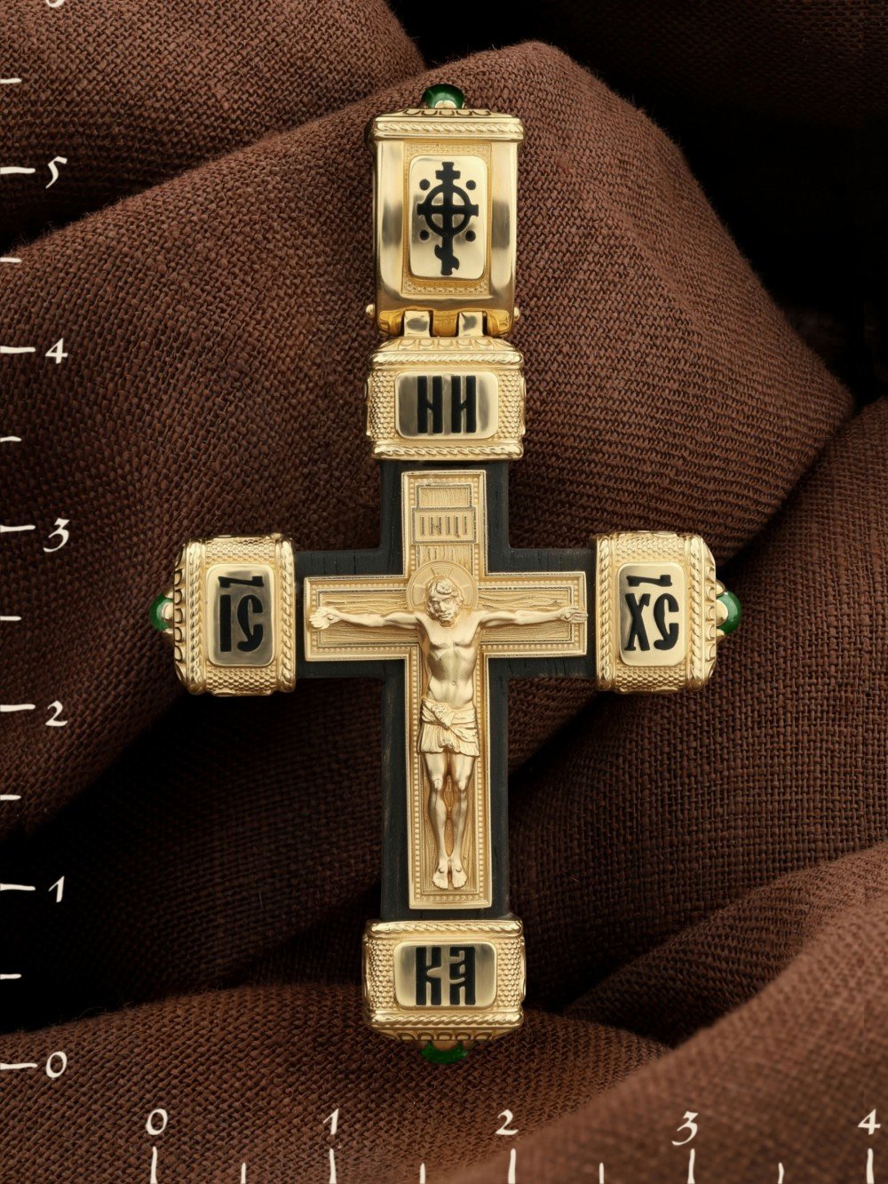 Крест из лимонного золота c эмалью, хризопразом и эбеновым деревом