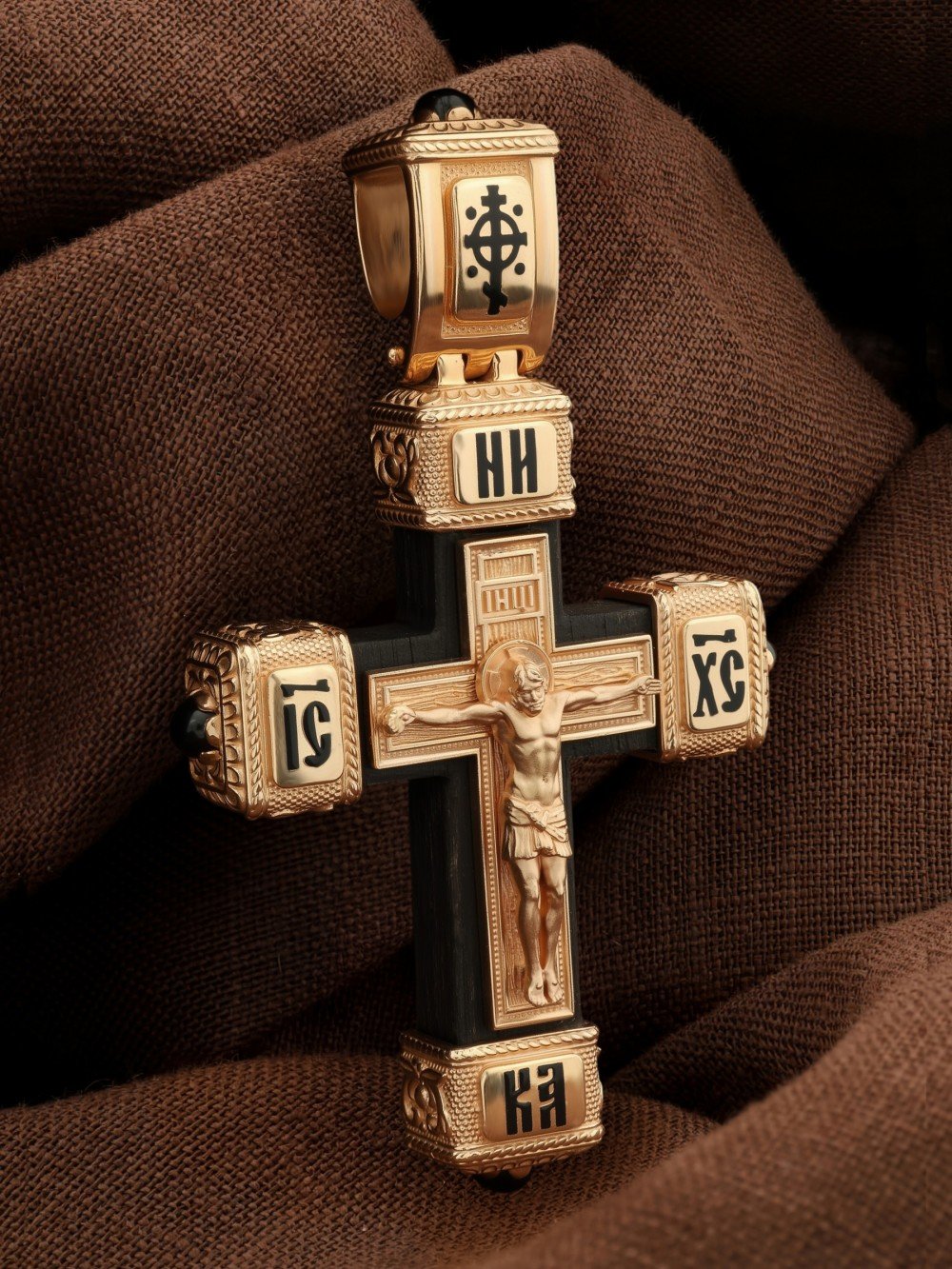 Крест из золота c эмалью, ониксом и эбеновым деревом